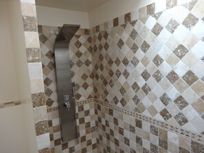 Habitación doble Deluxe | Regadera en el baño