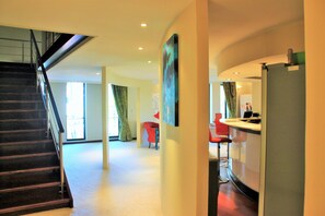Appartement Penthouse luxueux, 2 chambres | Aire de séjour | Téléviseur à écran plat