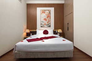 Shower, rainfall showerhead, free toiletries, hair dryer - Hanoi Winhotel & Travel (Hanoi)