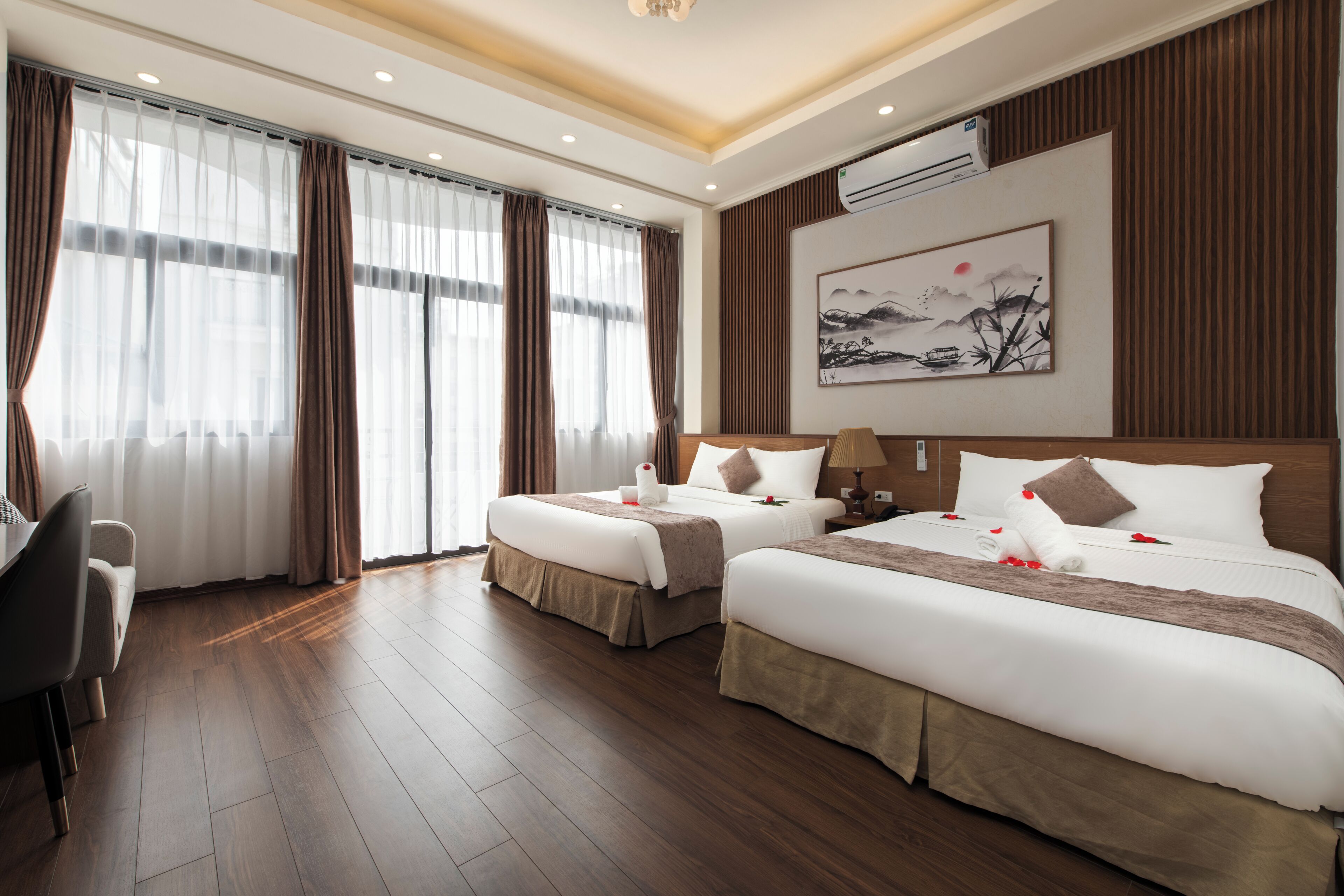 Quarto casal luxo, terraço, vista para a cidade | Roupas de cama premium, edredons de pluma, camas Select Comfort