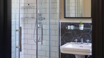 Douche, articles de toilette gratuits, sĂšche-cheveux