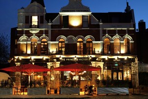 Fachada da propriedade à noite