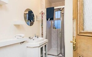 Douche, serviettes fournies