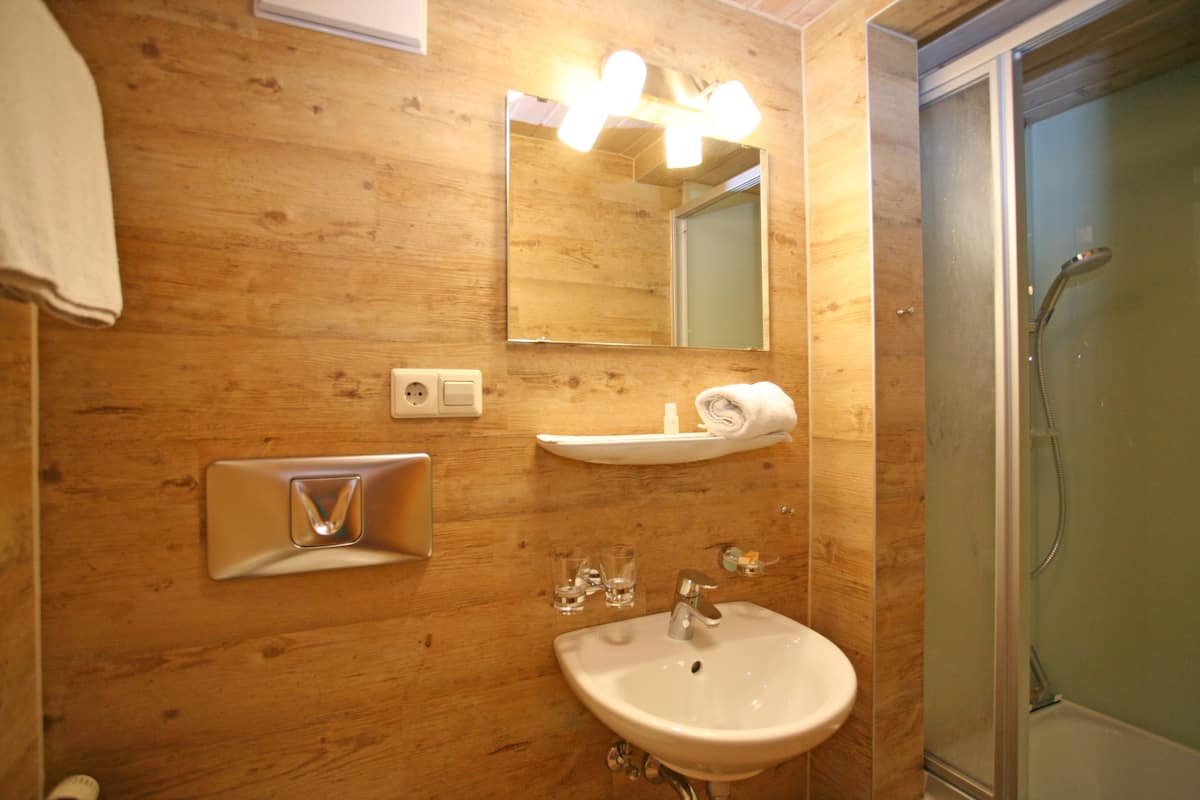 standard single room | bathroom | shower, hair dryer, bathrobes, towels