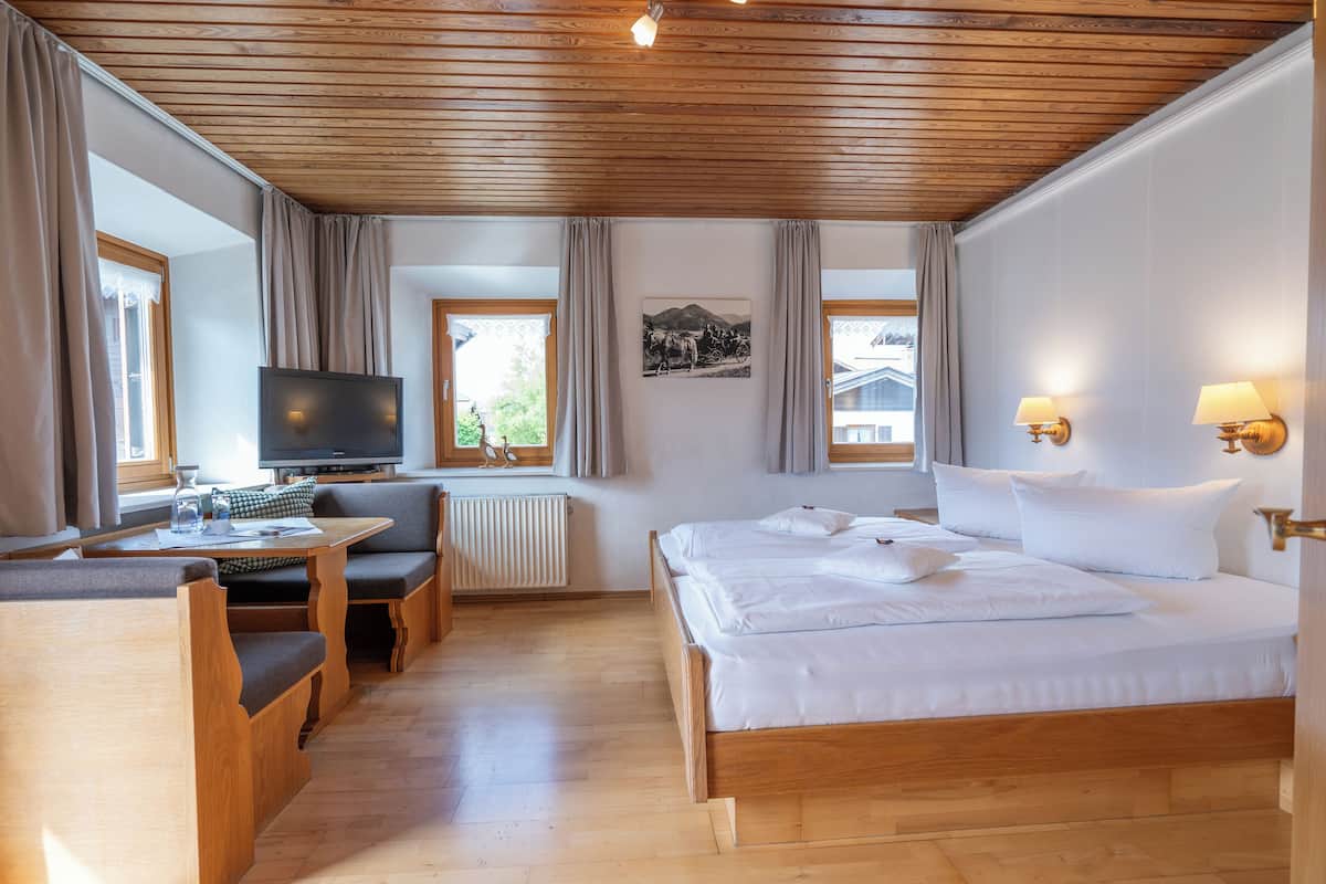 Standaard tweepersoonskamer, balkon | 1 slaapkamer, een kluis op de kamer, een bureau, gratis wifi