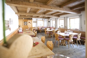 Colazione a buffet, servita tutte le mattine (13.00 EUR a persona)