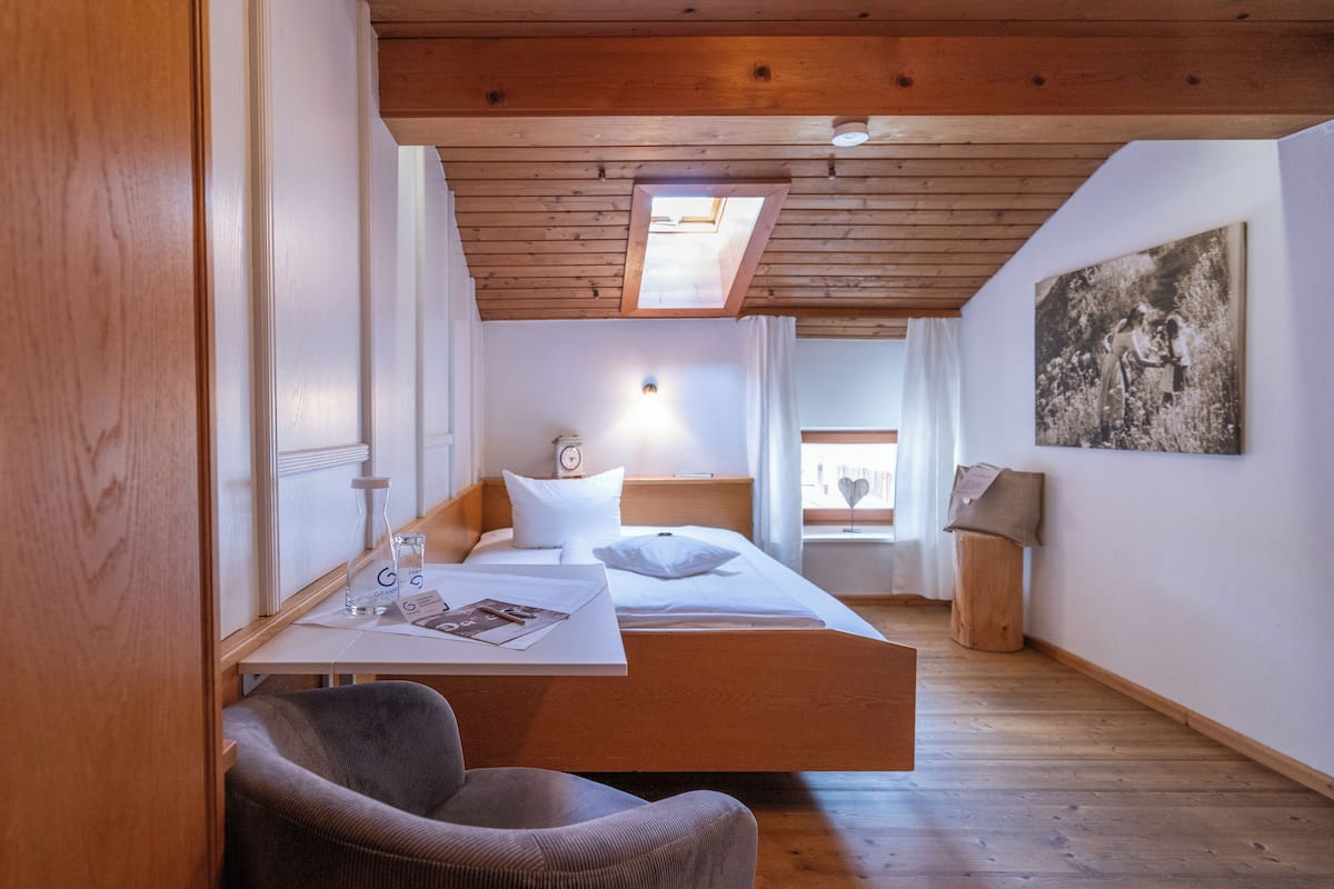 Standaard eenpersoonskamer | 1 slaapkamer, een kluis op de kamer, een bureau, gratis wifi