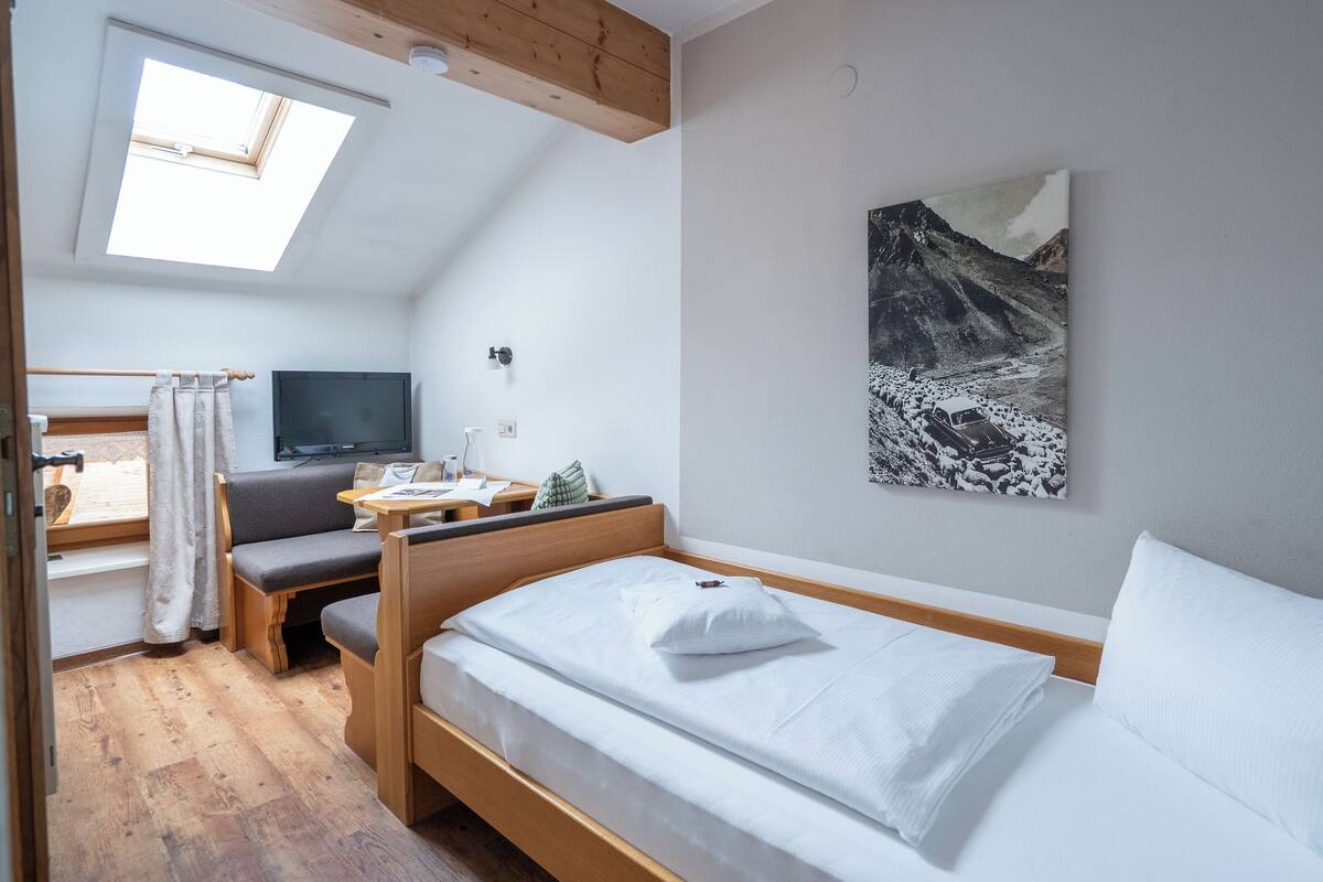 Economy eenpersoonskamer | 1 slaapkamer, een kluis op de kamer, een bureau, gratis wifi