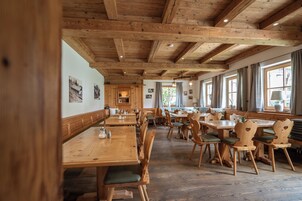 每日供应自助式早餐（每人 EUR 13.00）