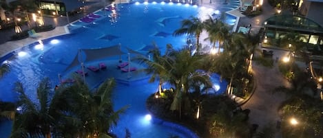 Hồ bơi ngoài trời