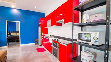 2 Bedrooms Villa | Cozinha privada | Geladeira grande, micro-ondas, cooktop, chaleira elétrica