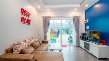 2 Bedrooms Villa | Living room