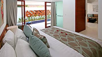 Premium Apartment, 1 Bedroom, Private Pool | 1 bilik tidur, bar mini, peti besi dalam bilik, meja