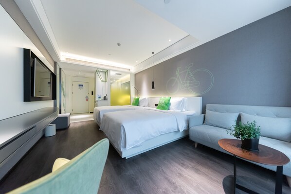 Twin kamer | Luxe beddengoed, donsdekens, bedden met traagschuimmatrassen, een bureau