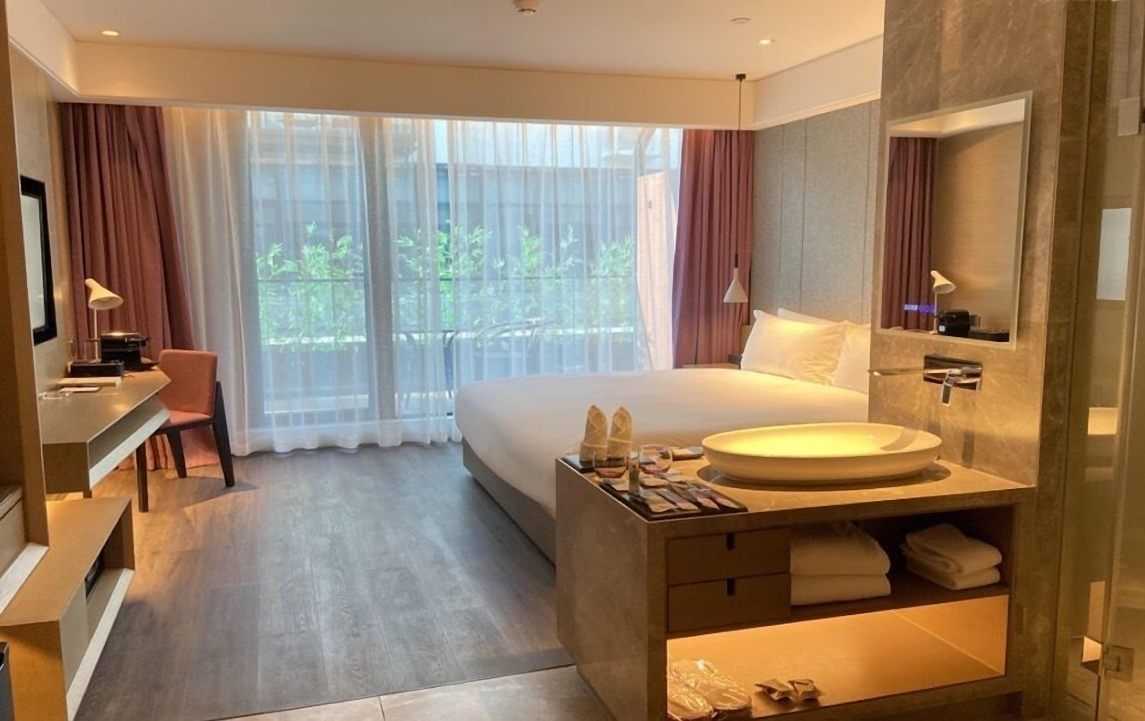 嘉賓大床房 | 迷你吧、客房內保險箱、布置獨特、書桌