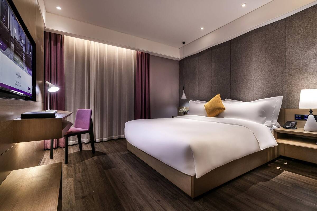 Standard Room, 1 King Bed