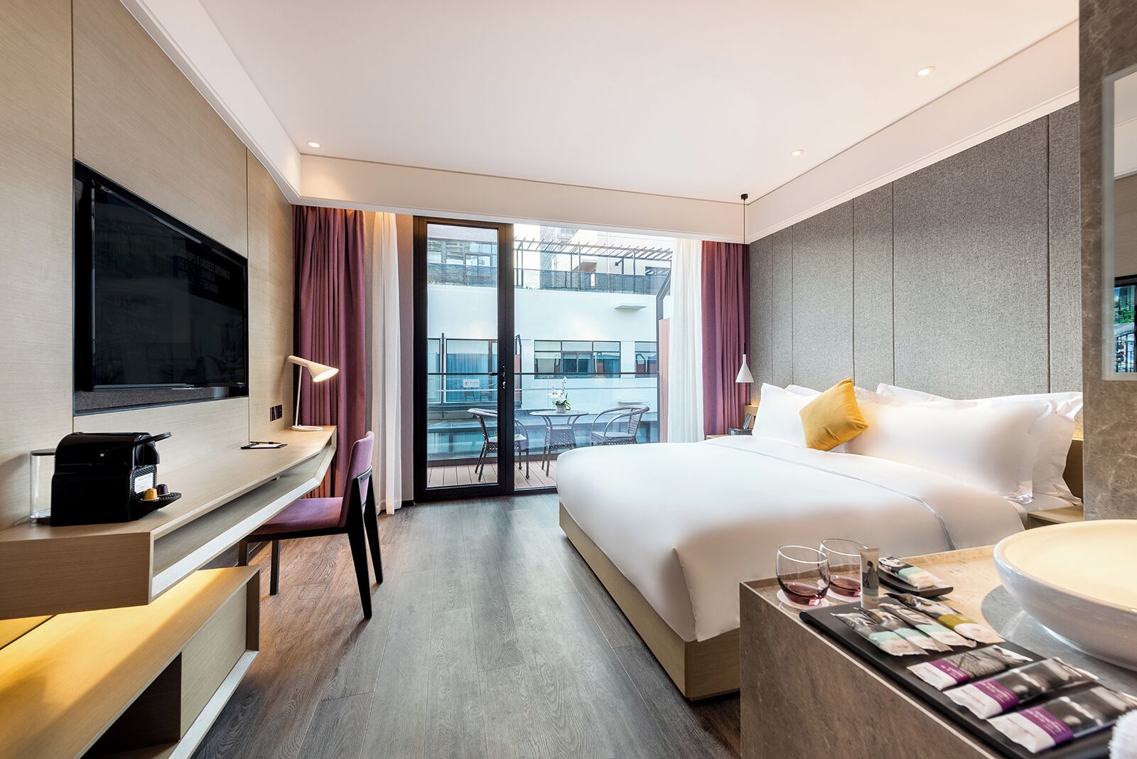Privilege, Comfort Room, 1 King Bed | Minibar, in-room safe, desk, soundproofing