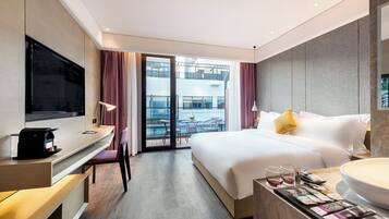 Privilege, Comfort Room, 1 King Bed | Minibar, in-room safe, desk, soundproofing