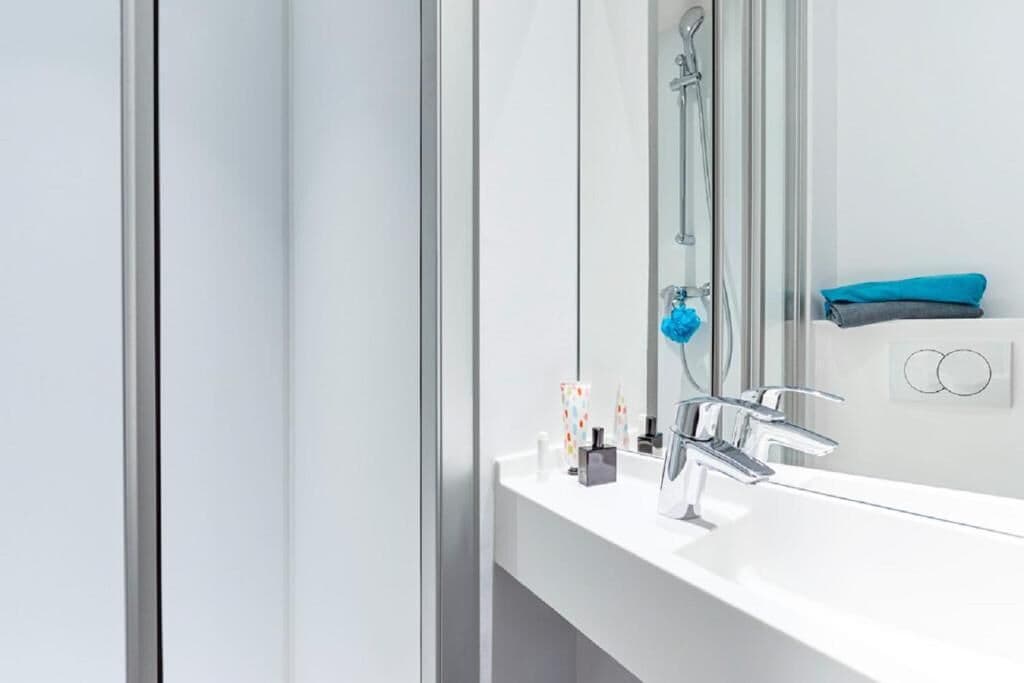 Articles de toilette écologiques, serviettes fournies, savon, shampoing