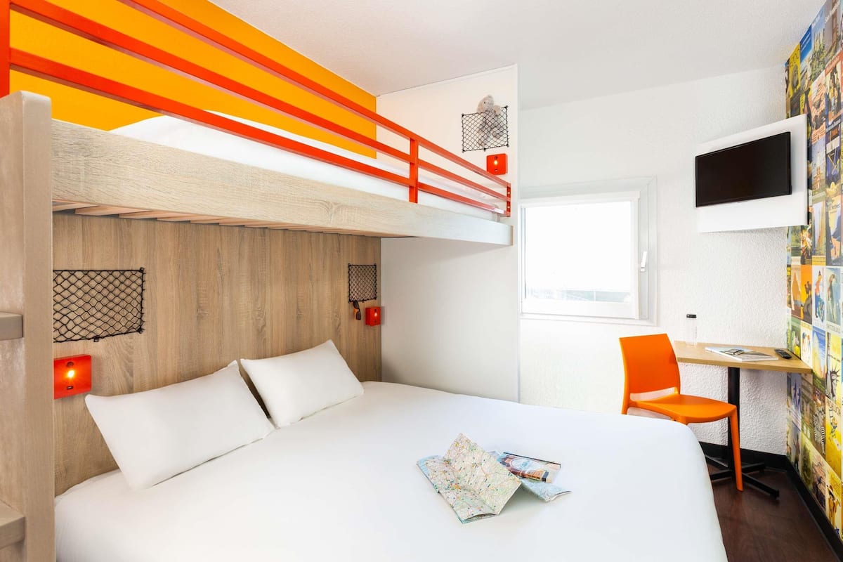 Schreibtisch, Verdunkelungsvorhänge, schallisolierte Zimmer
