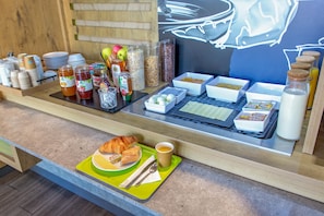 Daily buffet breakfast for a fee - ibis budget Marseille Timone (Marseille)