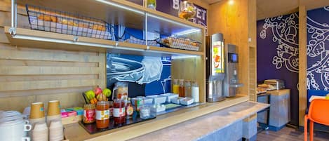 Petit déjeuner buffet (9.9 EUR par personne)