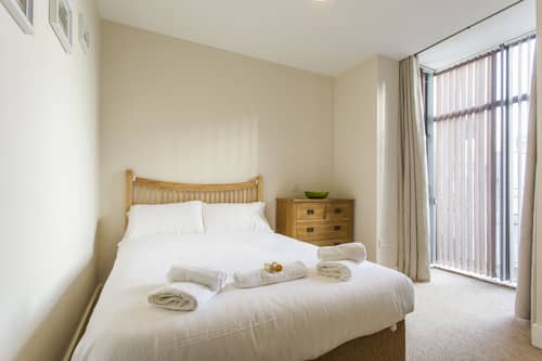 Departamento básico, 2 habitaciones | 1 habitación, tabla de planchar con plancha, wifi gratis y ropa de cama