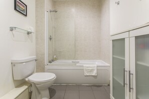 Appartement, 2 chambres | Salle de bain | Sèche-cheveux, serviettes fournies