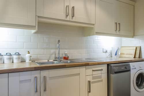 Departamento básico, 2 habitaciones | Cocina privada | Refrigerador, microondas, parrilla de estufa y lavavajillas