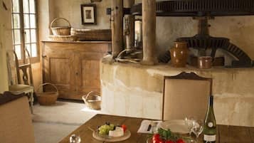 Se sirven cenas y cocina regional