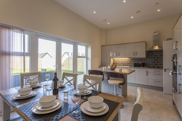Comfort House, 4 Bedrooms, 2 Bathrooms, Bay View | Private kitchen - Luxurious Malahide Townhouse (Malahide)