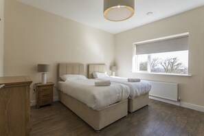 Comfort House, 4 Bedrooms, 2 Bathrooms, Bay View - Luxurious Malahide Townhouse (Malahide)