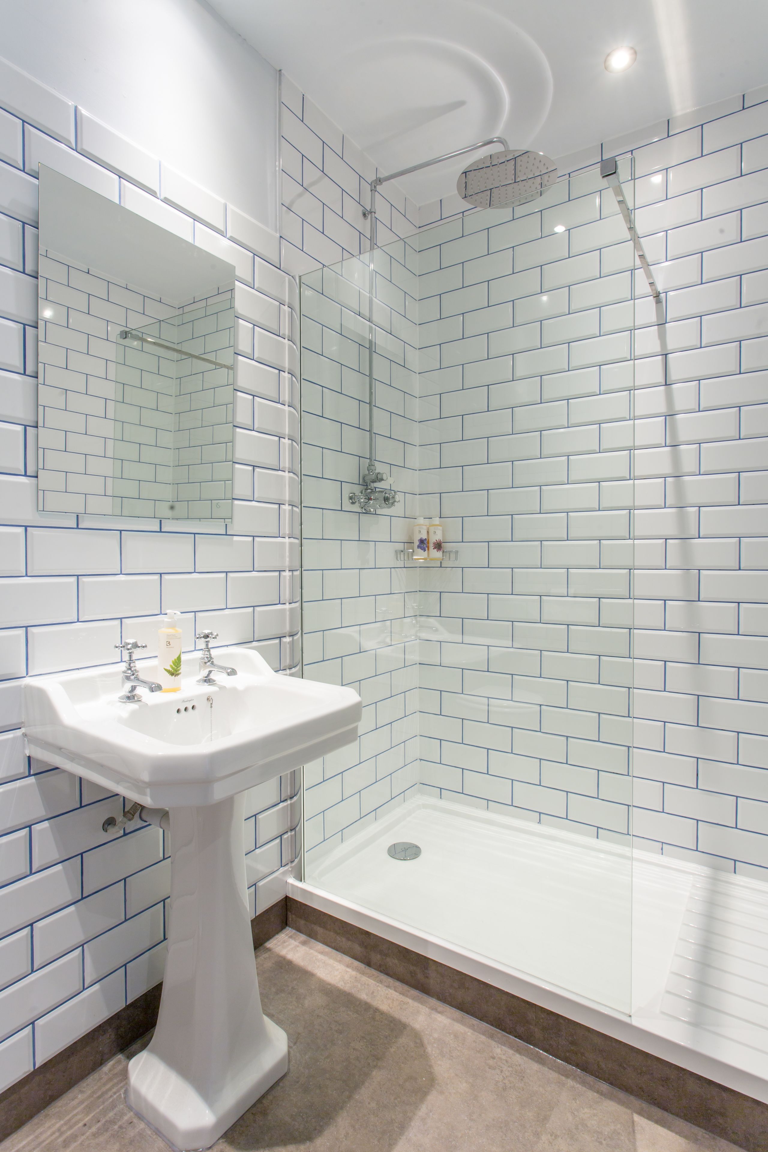 Comfort Double Room, 1 King Bed | Bathroom | Shower, free toiletries, hair dryer, towels