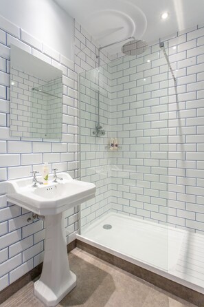 Quarto casal conforto, 1 cama King | Banheiro | Chuveiro, produtos de toalete grátis, secador de cabelo 