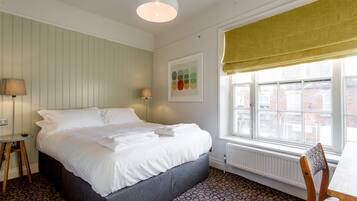 Habitación doble Confort, 1 cama King size | Caja de seguridad en la habitación y escritorio