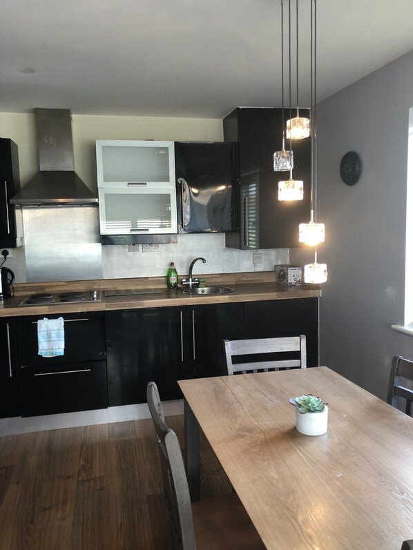 Frigorífic, microones, forn i placa de cuina