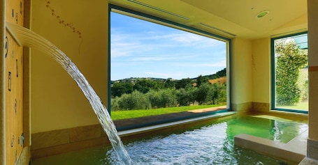 Indoor spa tub. Il Poggio di Teo