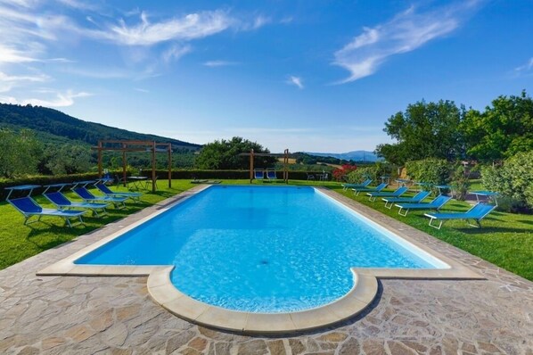 Utendørsbasseng og solsenger