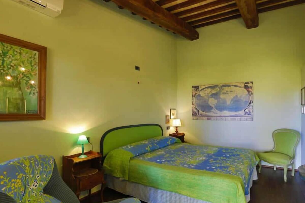 Minibar, free WiFi, bed sheets