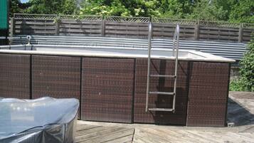 Piscine extérieure (ouverte en saison), parasols de plage