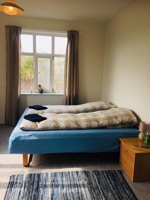 4 kamar tidur, seprai premium, meja kerja, dan ruang kerja ramah laptop
