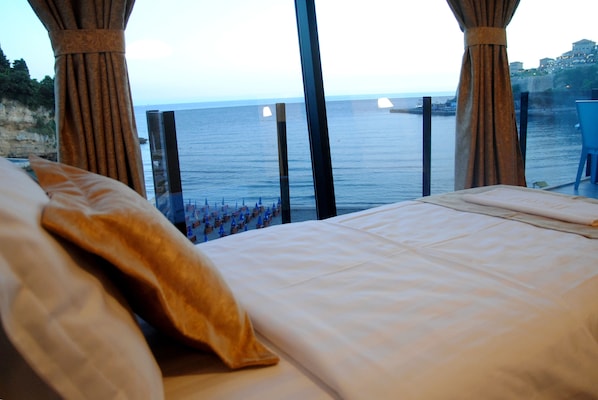 Two-Bedrooms Apartment with Balcony Sea View | Soundproofing, free cribs/infant beds, free WiFi, bed sheets