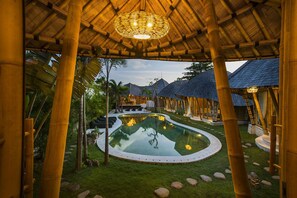 Una piscina al aire libre