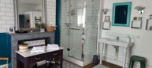 Grand Quadruple Room, 2 Bedrooms, Garden View | Bathroom | Free toiletries, hair dryer, towels - Maison Volière (La Souterraine)