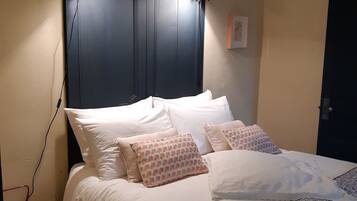 Neljän hengen grand-huone, 2 makuuhuonetta, näköala puutarhaan | 1 makuuhuone, memory foam -patjalliset sängyt, yksilöllisesti sisustettu