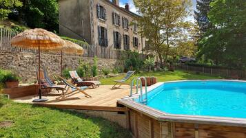 Kauden mukainen ulkouima-allas avoinna 11.00–20.00, aurinkovarjoja