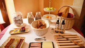 Un buffet de petit-déjeuner proposant une variété d’aliments et d’accompagnements.