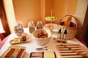 每日供應自助早餐 (每人 EUR5)