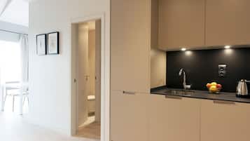 Geladeira, micro-ondas, fogão, cooktop