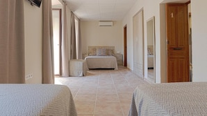 Una habitación de hotel con cama, televisión, escritorio y armario.